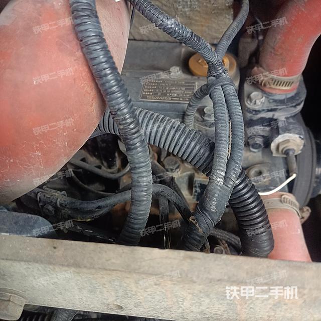 回轉(zhuǎn)馬達(dá)和主控閥(整機(jī)外觀) 回轉(zhuǎn)馬達(dá)和主控閥(整機(jī)外觀)