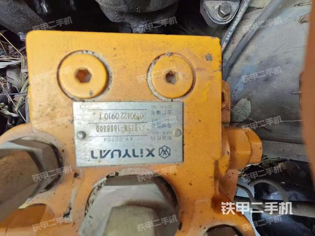 液壓泵艙室正面整體（整機外觀）