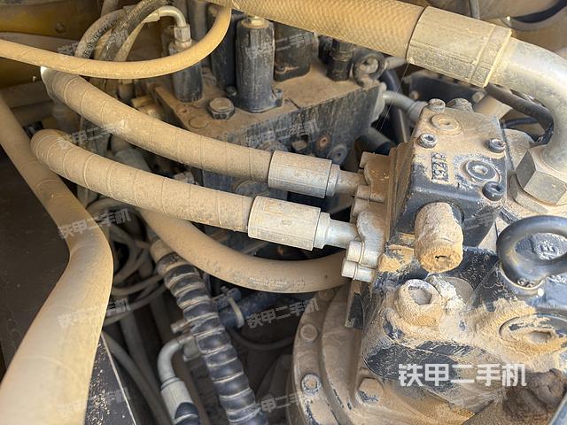 回轉(zhuǎn)馬達(dá)和主控閥（整機(jī)外觀）