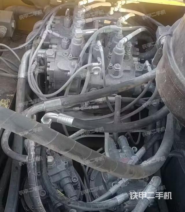 回轉(zhuǎn)馬達(dá)和主控閥(整機(jī)外觀) 回轉(zhuǎn)馬達(dá)和主控閥(整機(jī)外觀)