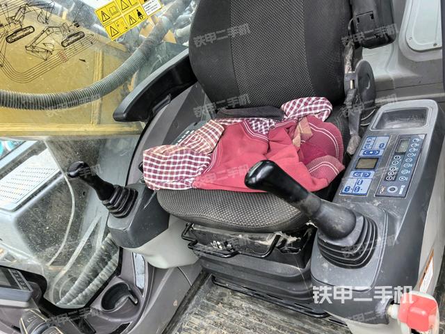 行走控制手柄和踏板?俯拍（駕駛室部分）