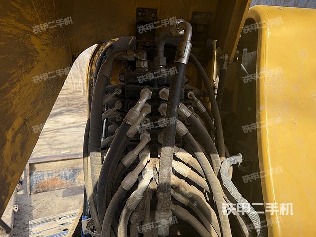 回转马达和主控阀（整机外观）