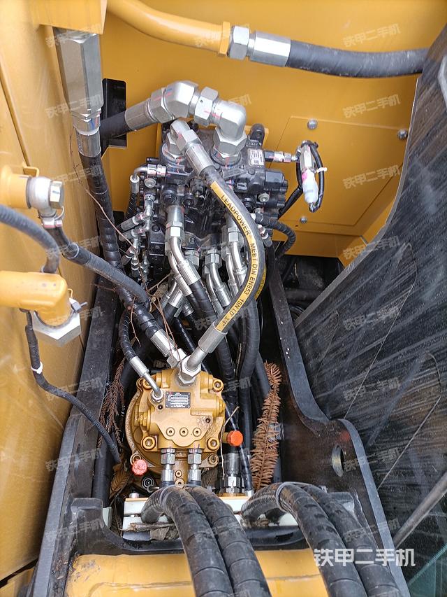 回轉(zhuǎn)馬達(dá)和主控閥(整機(jī)外觀) 回轉(zhuǎn)馬達(dá)和主控閥(整機(jī)外觀)