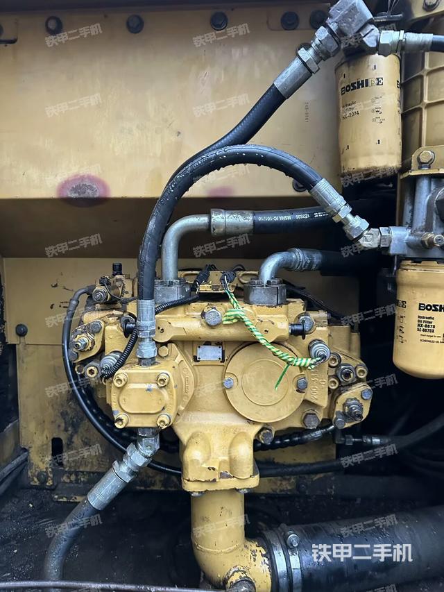 液压泵舱室正面整体（整机外观）