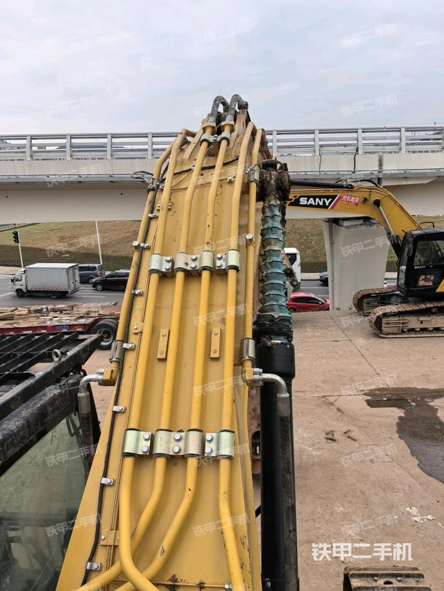 大臂背部俯視(工作和回轉(zhuǎn)裝置) 大臂背部俯視(工作和回轉(zhuǎn)裝置)