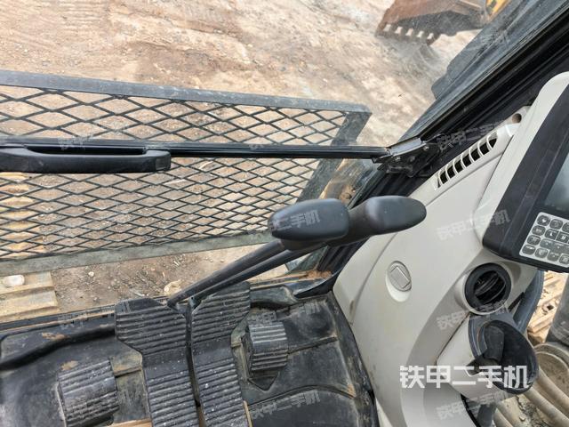 行走控制手柄和踏板?俯拍(駕駛室部分) 行走控制手柄和踏板?俯拍(駕駛室部分)
