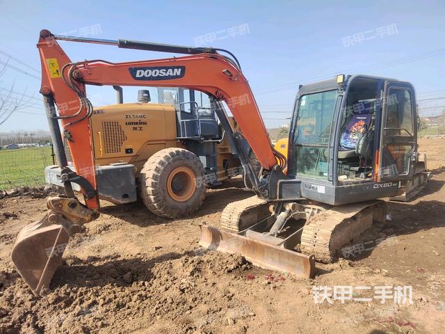 駕駛室頂部(整機(jī)外觀) 駕駛室頂部(整機(jī)外觀)