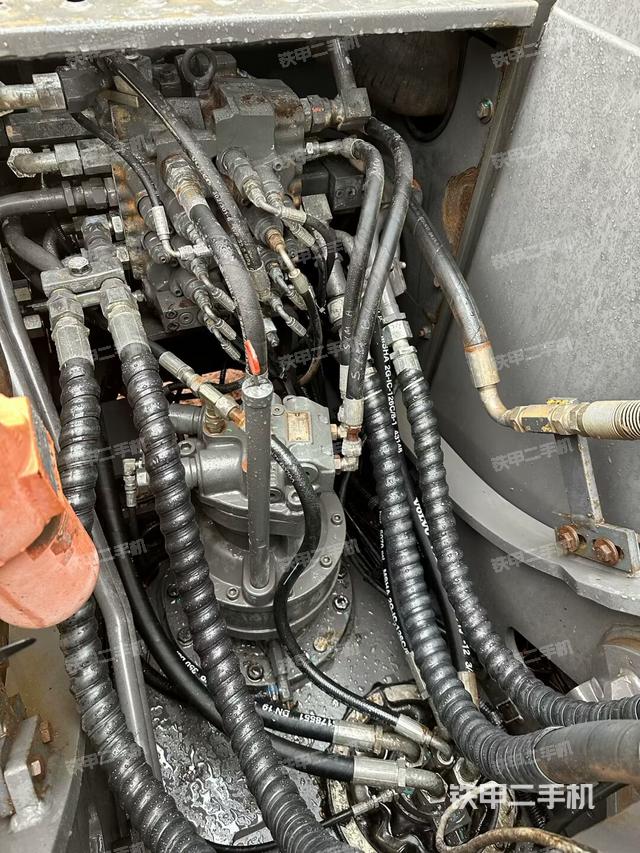 回转马达和主控阀（整机外观）