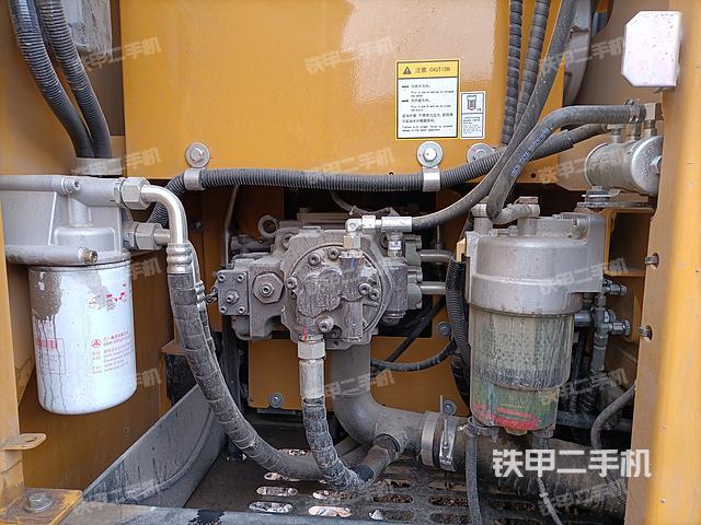 液压泵舱室正面整体（整机外观）