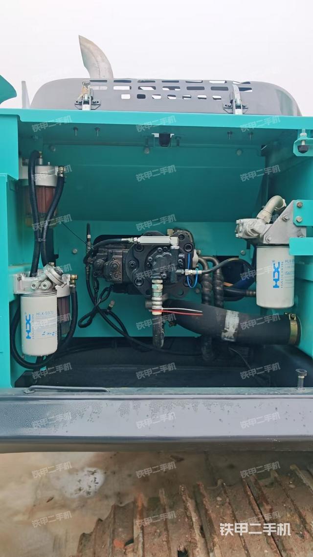 液压泵舱室正面整体（整机外观）