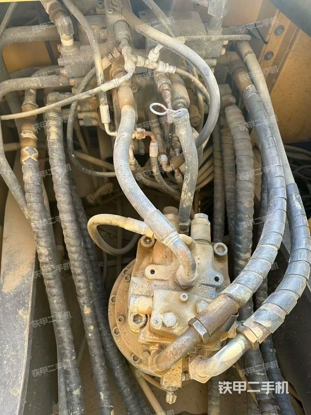 回轉(zhuǎn)馬達(dá)和主控閥（整機(jī)外觀）