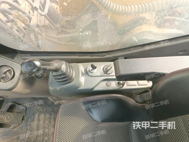 座椅右側(cè)控制臺/鑰匙門/油門/含右手柄(駕駛室部分) 座椅右側(cè)控制臺/鑰匙門/油門/含右手柄(駕駛室部分)