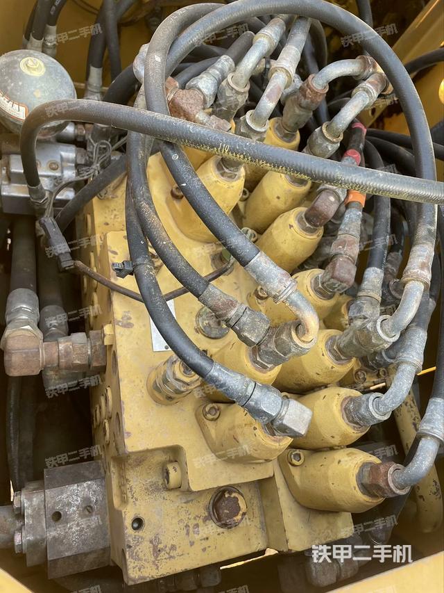 回转马达和主控阀（整机外观）