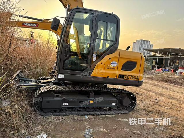 駕駛室整體(整機(jī)外觀) 駕駛室整體(整機(jī)外觀)