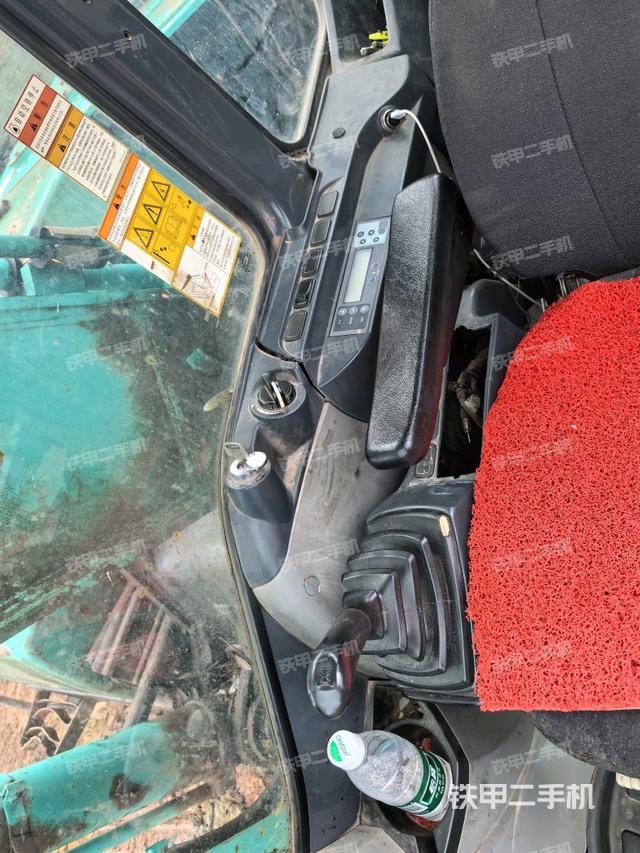 行走控制手柄和踏板?俯拍（駕駛室部分）