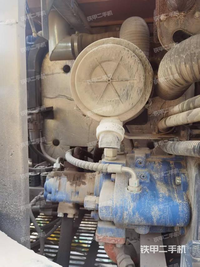 液壓泵艙室正面整體（整機外觀）