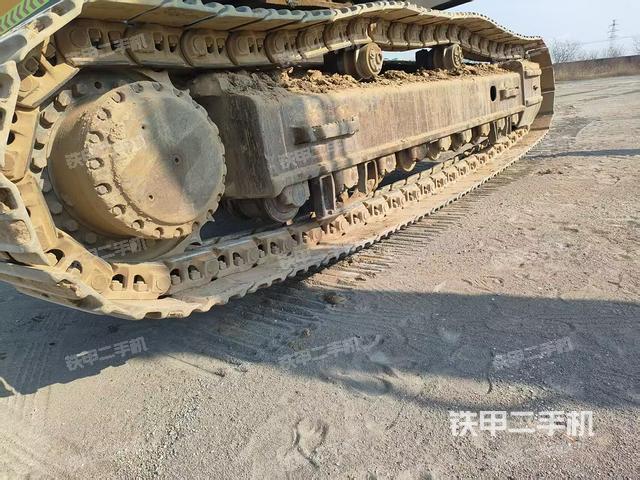 單側(cè)履帶整體(整機(jī)外觀) 單側(cè)履帶整體(整機(jī)外觀)