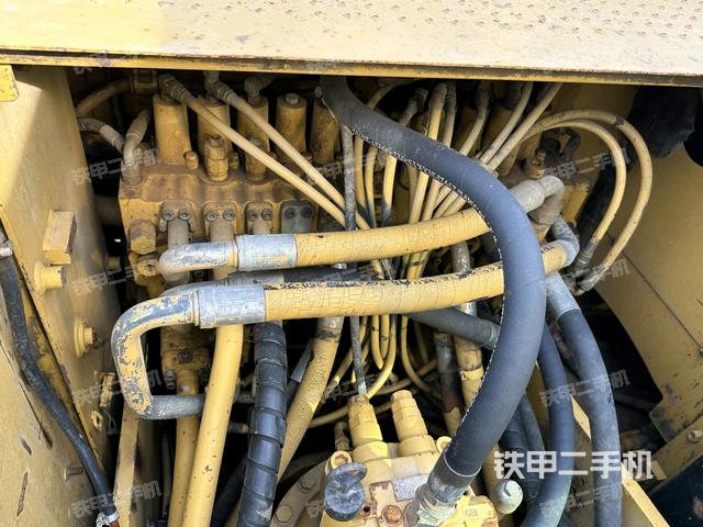 回轉(zhuǎn)馬達(dá)和主控閥（整機(jī)外觀）