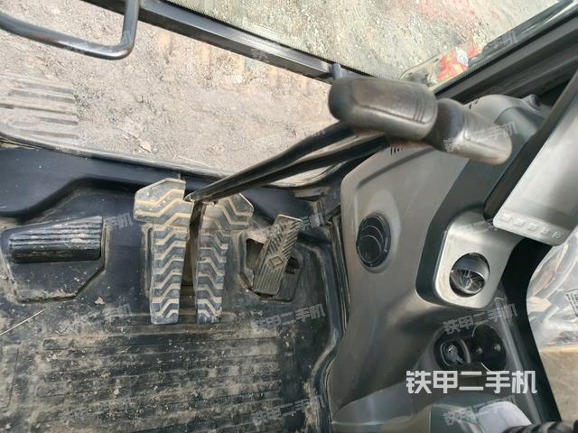 行走控制手柄和踏板?俯拍(駕駛室部分) 行走控制手柄和踏板?俯拍(駕駛室部分)