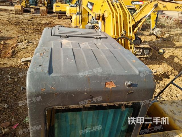 駕駛室頂部(整機(jī)外觀) 駕駛室頂部(整機(jī)外觀)