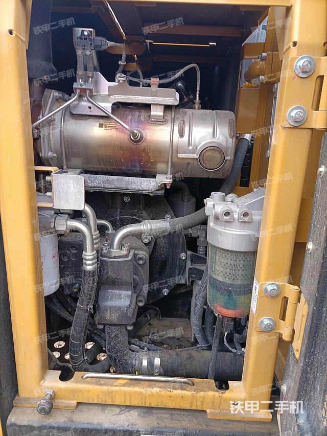 液壓泵艙室正面整體（整機外觀）