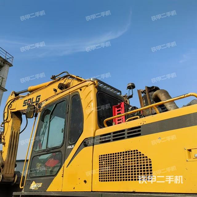 駕駛室頂部(整機(jī)外觀) 駕駛室頂部(整機(jī)外觀)