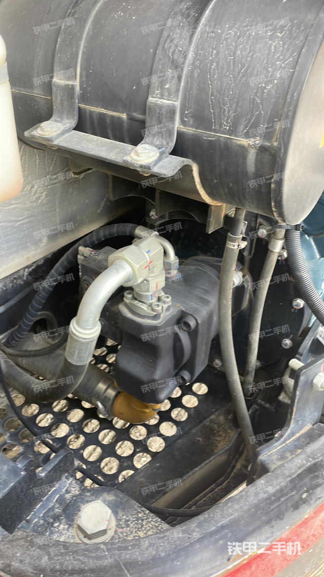 液压泵舱室正面整体（整机外观）