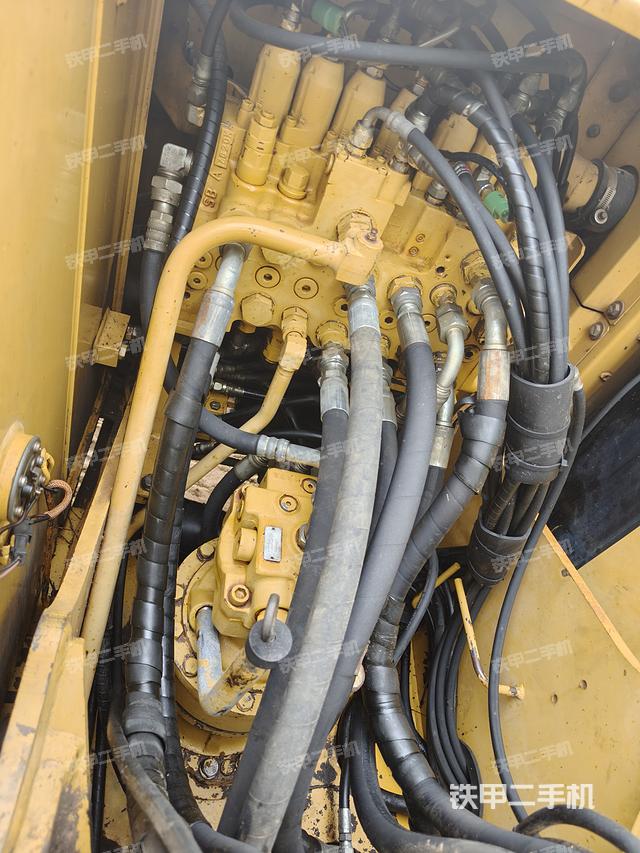 回转马达和主控阀（整机外观）