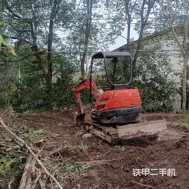 單側(cè)履帶整體(整機(jī)外觀) 單側(cè)履帶整體(整機(jī)外觀)