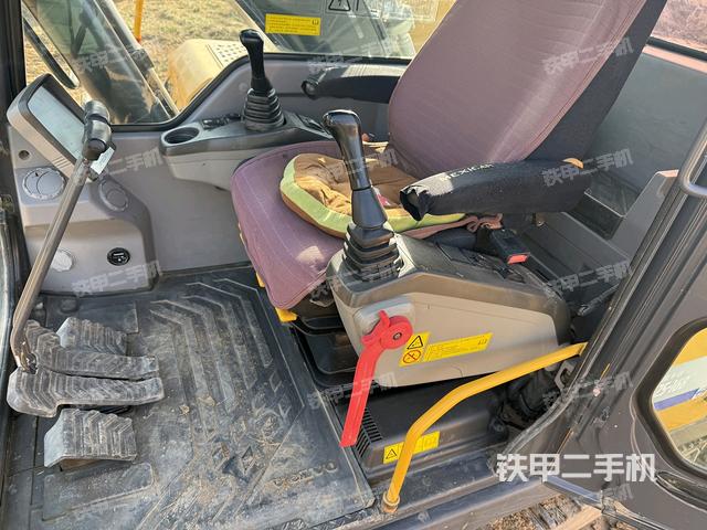 駕駛室整體(整機外觀) 駕駛室整體(整機外觀)