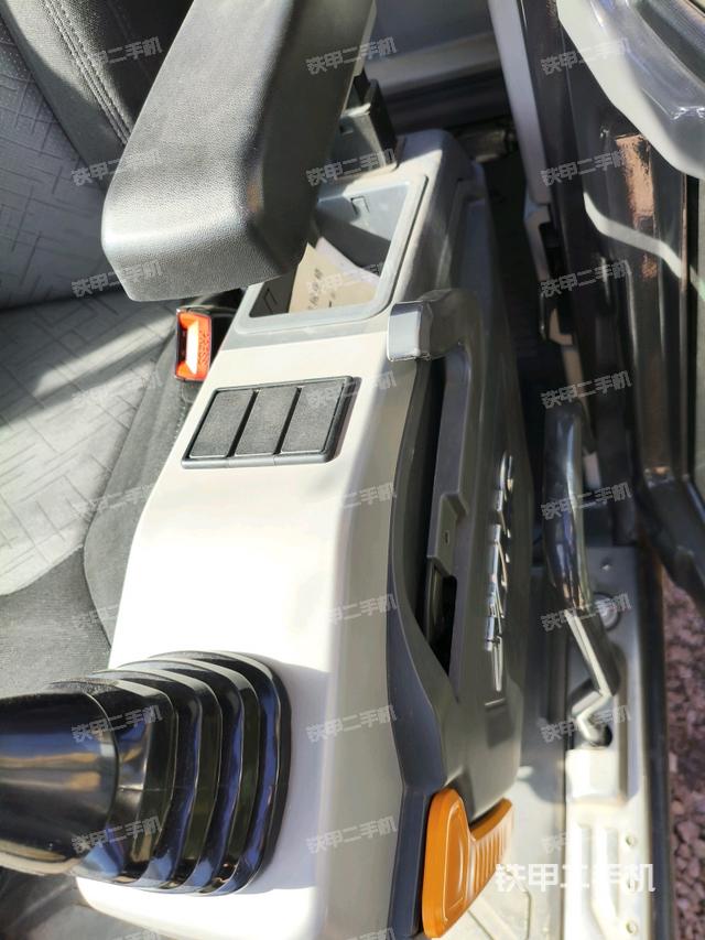 座椅右側控制臺/鑰匙門/油門/含右手柄（駕駛室部分）