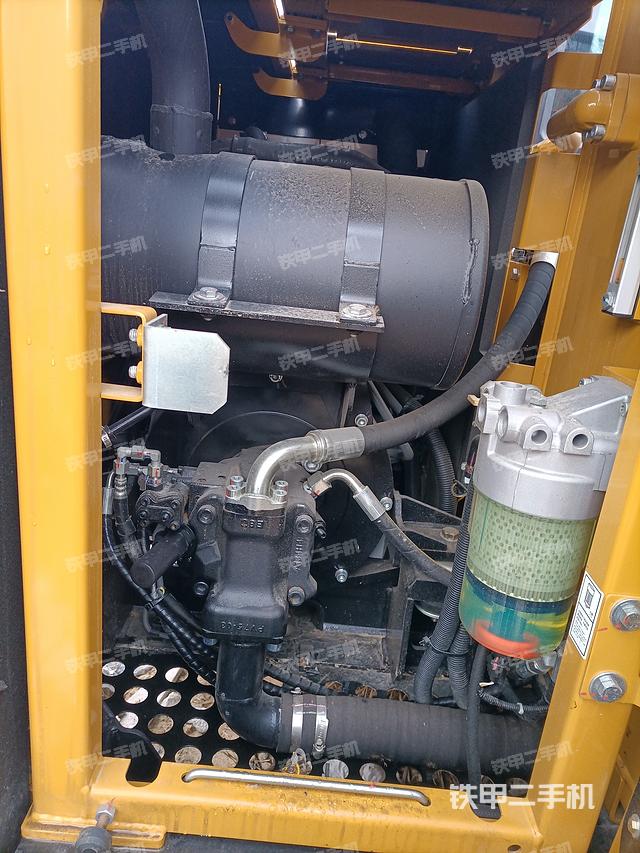 液壓泵艙室正面整體(整機(jī)外觀) 液壓泵艙室正面整體(整機(jī)外觀)