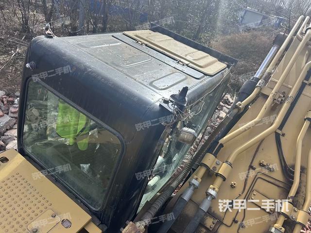 駕駛室頂部(整機(jī)外觀) 駕駛室頂部(整機(jī)外觀)