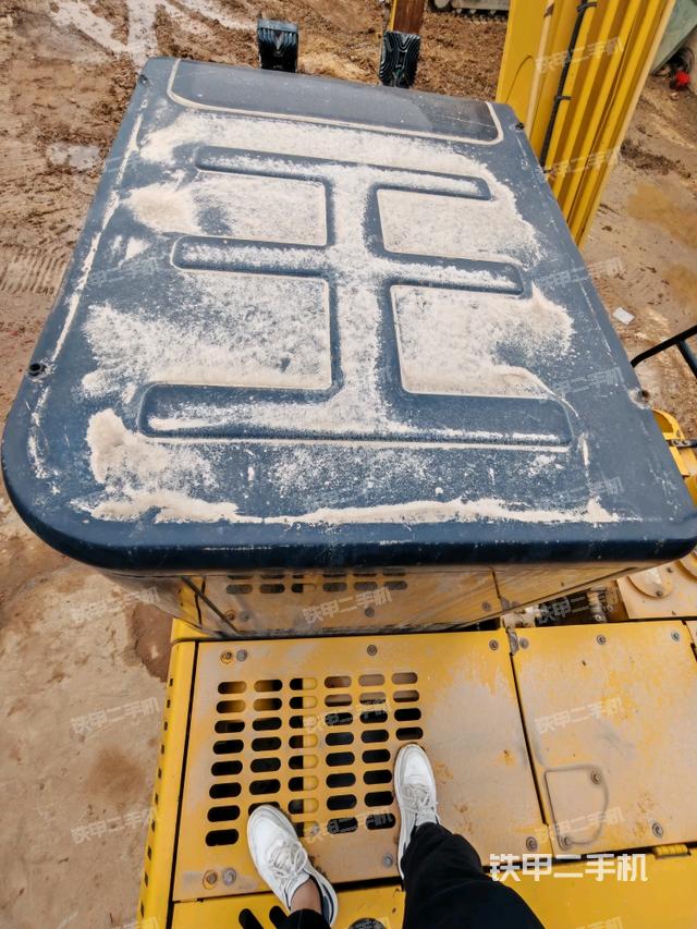 駕駛室頂部(整機(jī)外觀) 駕駛室頂部(整機(jī)外觀)