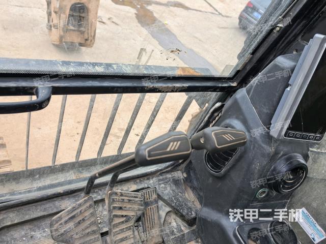 行走控制手柄和踏板?俯拍(駕駛室部分) 行走控制手柄和踏板?俯拍(駕駛室部分)