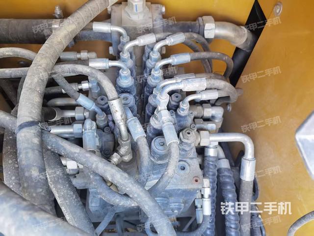 回轉(zhuǎn)馬達和主控閥(整機外觀) 回轉(zhuǎn)馬達和主控閥(整機外觀)
