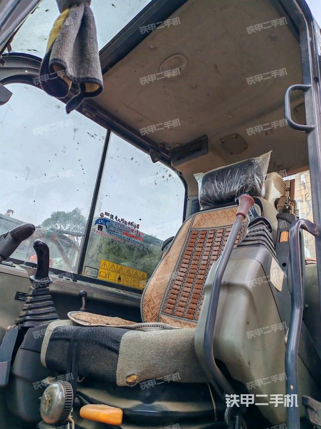 駕駛室頂部(整機(jī)外觀) 駕駛室頂部(整機(jī)外觀)