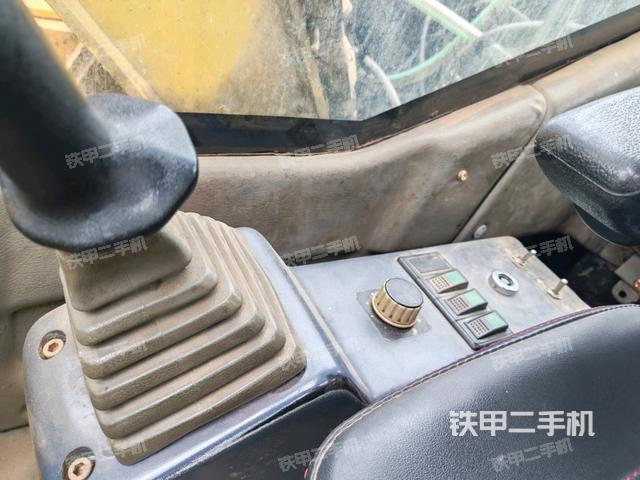 座椅右側(cè)控制臺/鑰匙門/油門/含右手柄(駕駛室部分) 座椅右側(cè)控制臺/鑰匙門/油門/含右手柄(駕駛室部分)
