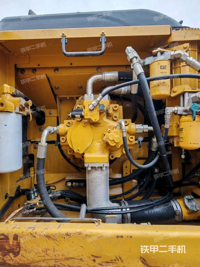 回轉(zhuǎn)馬達(dá)和主控閥（整機(jī)外觀）