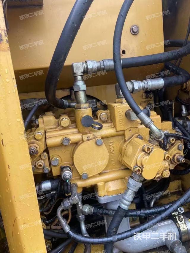 液压泵舱室正面整体（整机外观）