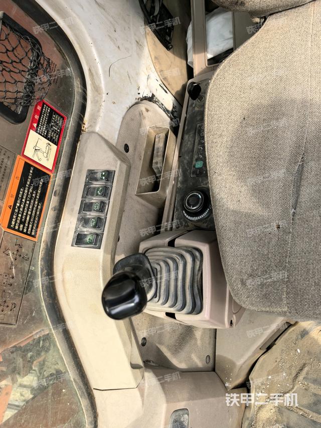 行走控制手柄和踏板?俯拍（駕駛室部分）
