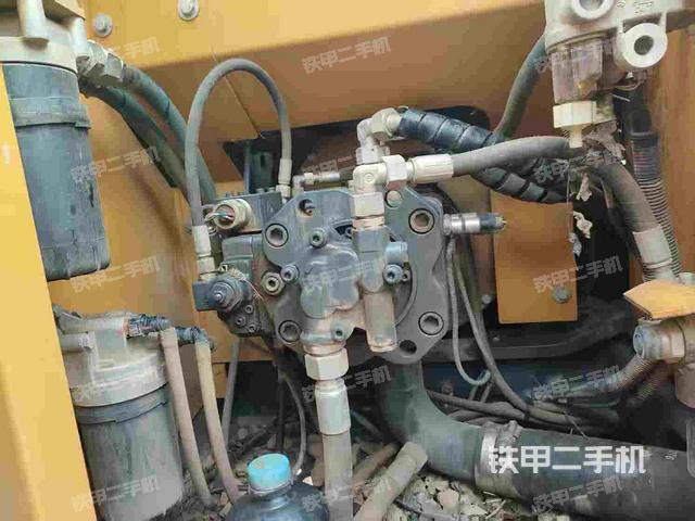 液壓泵艙室正面整體(整機外觀) 液壓泵艙室正面整體(整機外觀)