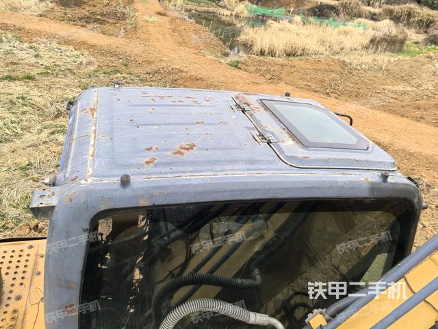駕駛室頂部(整機(jī)外觀) 駕駛室頂部(整機(jī)外觀)