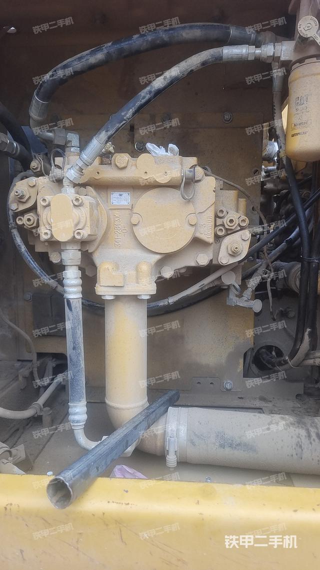 液壓泵艙室正面整體(整機外觀) 液壓泵艙室正面整體(整機外觀)