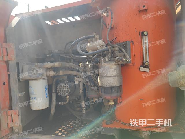 液压泵舱室正面整体（整机外观）