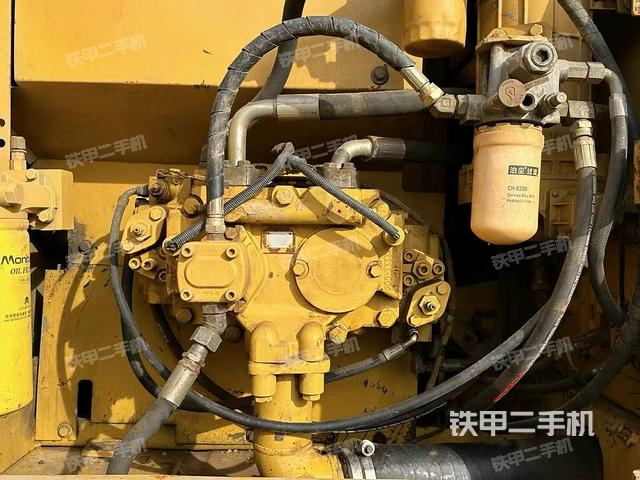 液壓泵艙室正面整體（整機(jī)外觀）