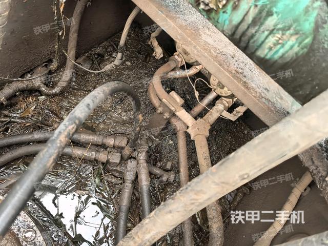 中央回轉(zhuǎn)接頭特寫（上車部件）