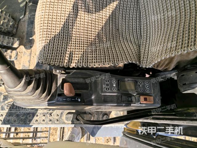 座椅左側(cè)控制臺/音響/含左手柄(駕駛室部分) 座椅左側(cè)控制臺/音響/含左手柄(駕駛室部分)