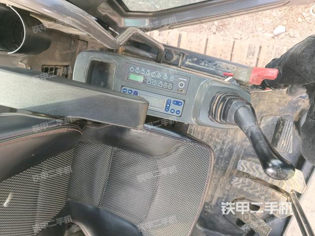 座椅左側(cè)控制臺/音響/含左手柄(駕駛室部分) 座椅左側(cè)控制臺/音響/含左手柄(駕駛室部分)