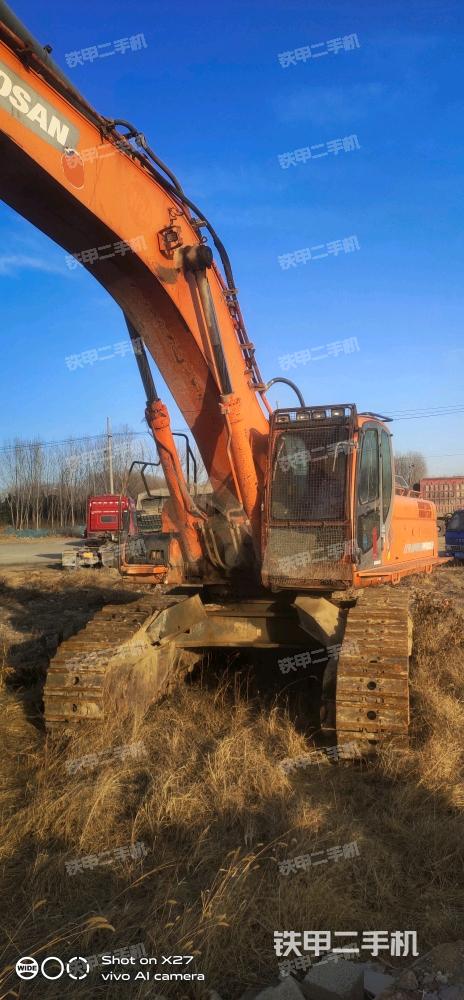 駕駛室頂部(整機(jī)外觀) 駕駛室頂部(整機(jī)外觀)